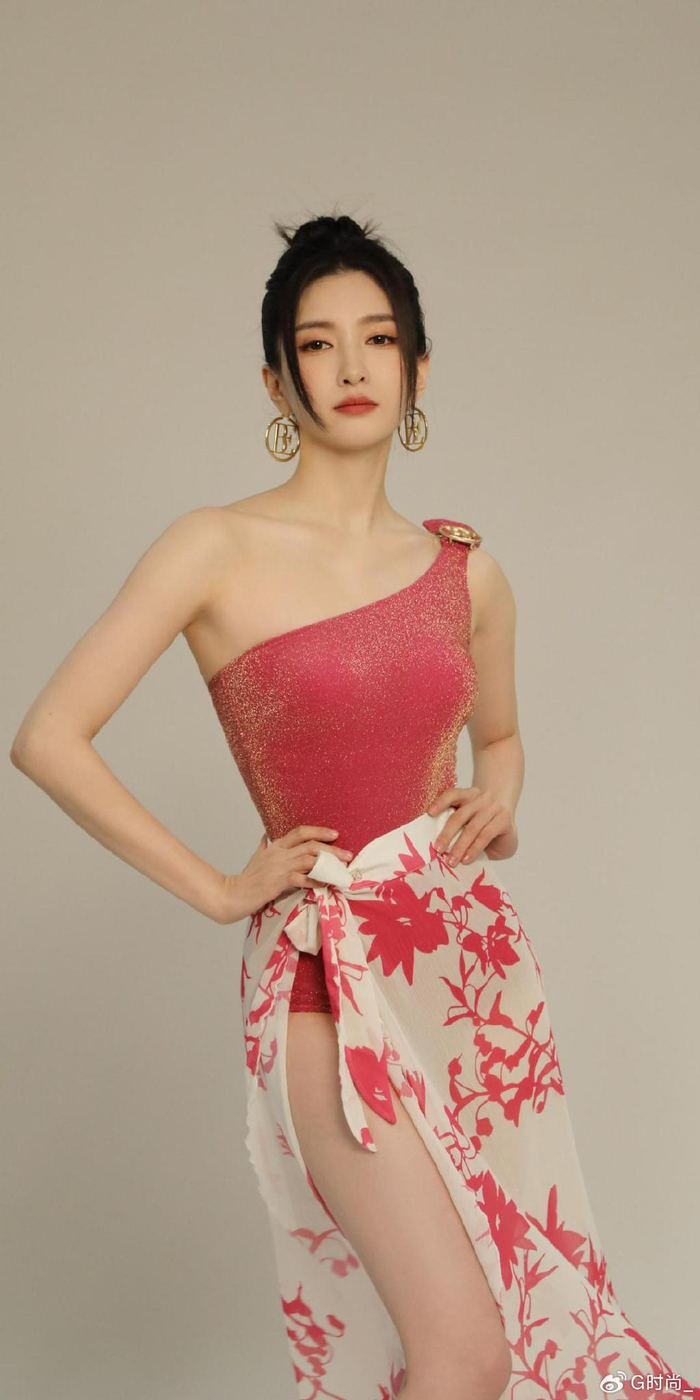 江疏影罕见秀身材,身穿火龙果泳装,满满的夏日风情|江疏影|火龙果