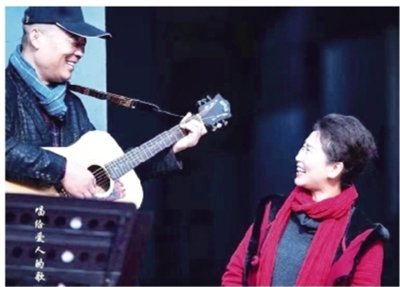 李楠家庭 丈夫李立军向李楠(右一,通州区玉桥街道居民)献歌"人们常说