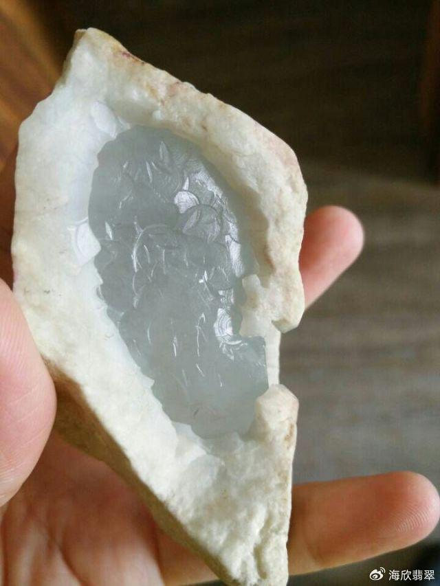 欣赏刚切开的翡翠毛料