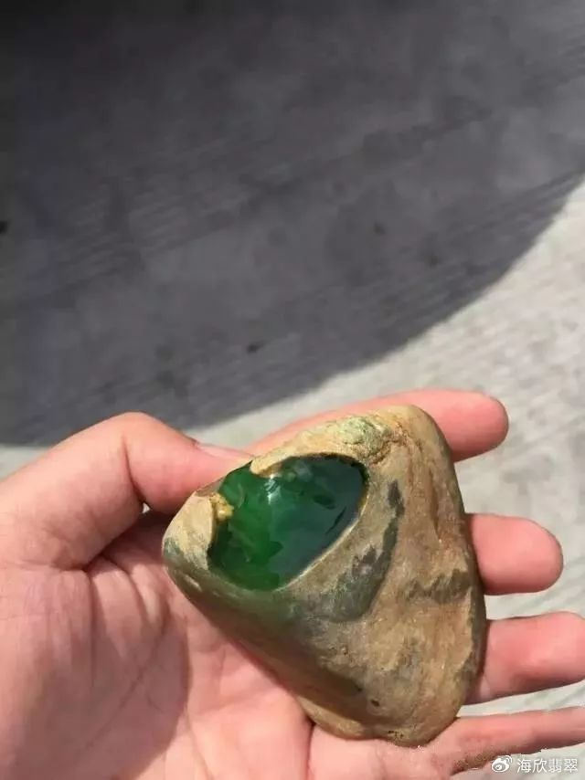 逛毛料市场,正所谓,知其然,才能知其所以然,是翡翠中较为常见的两类