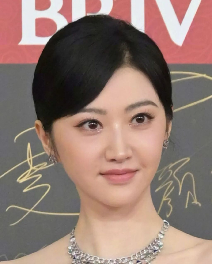 微博之夜明星怼脸生图:秦岚暴露年龄感,井柏然憔悴,于文文脸肿|于文文