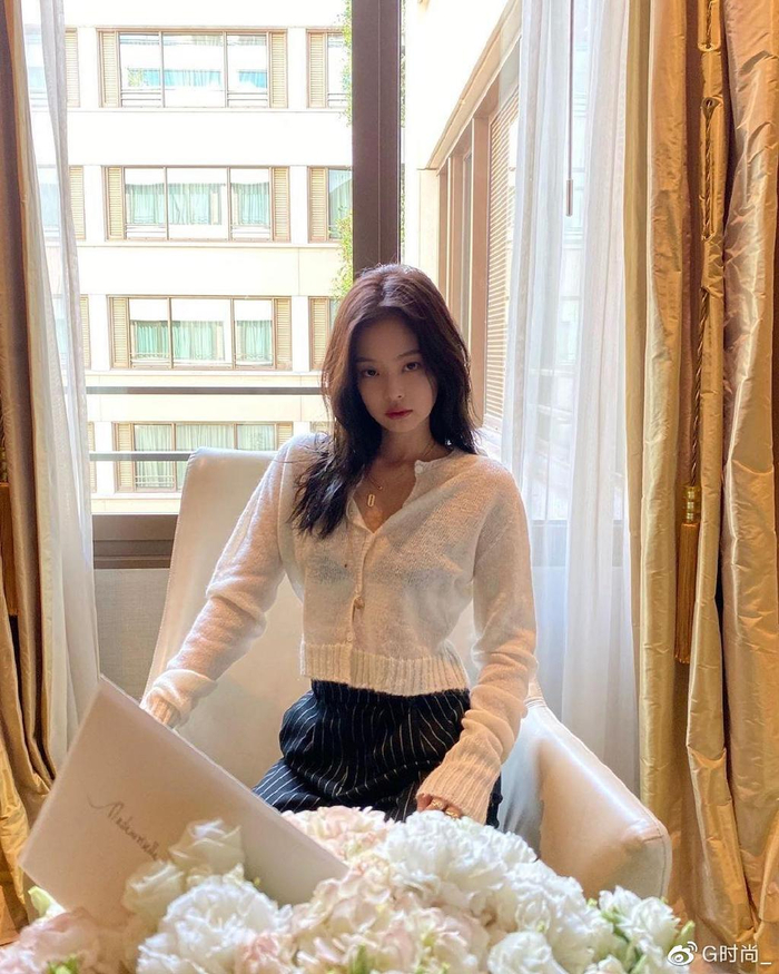 不愧是人间香奈儿金智妮晒私服穿搭轻松玩转bm风
