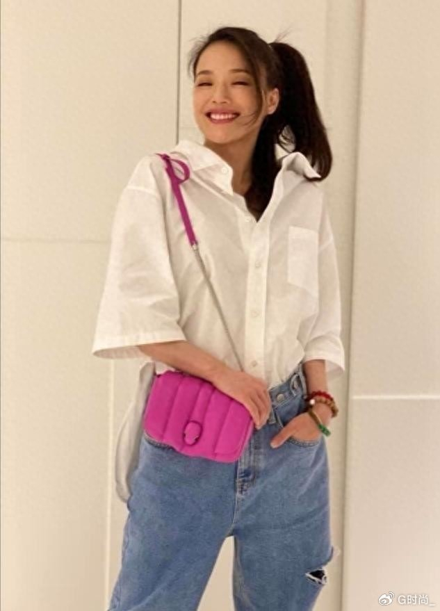 46岁舒淇越发有韵味,一袭小黑裙亮相,红唇卷发风情万种美翻了