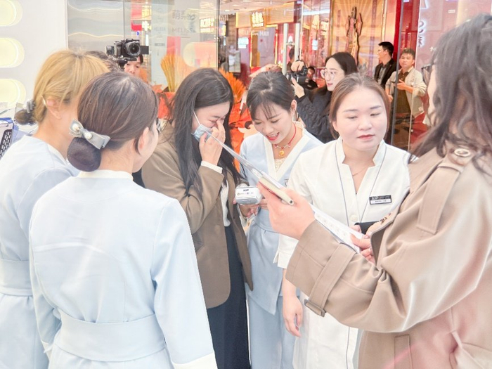 开业当天,现场就聚集了不少顾客前往咨询,体验,现场人流如织,将开业