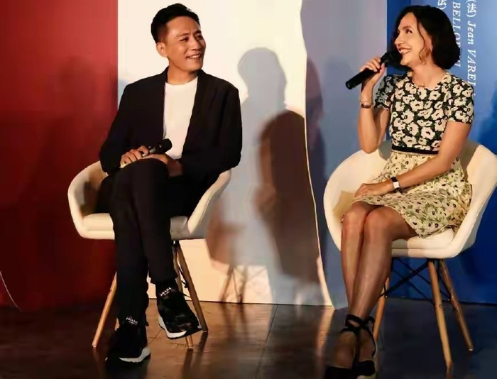 吃川菜配葡萄酒,43岁安娜松弛感明显|安娜|刘烨_新浪新闻