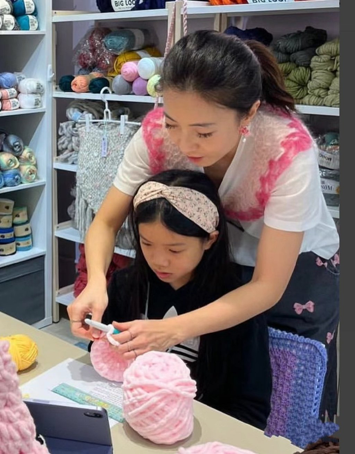 金牌经纪人霍汶希首次晒女儿正脸,富婆甘比还激动发文感叹|霍汶希
