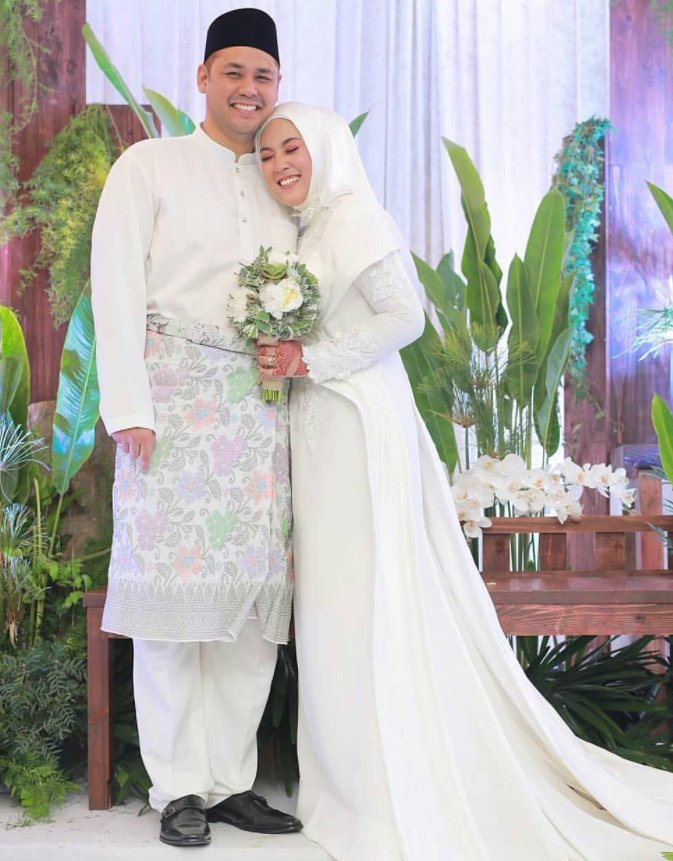 茜拉曾有一段婚姻,于2018年与前任丈夫哈里斯结婚,婚后育有一子,但