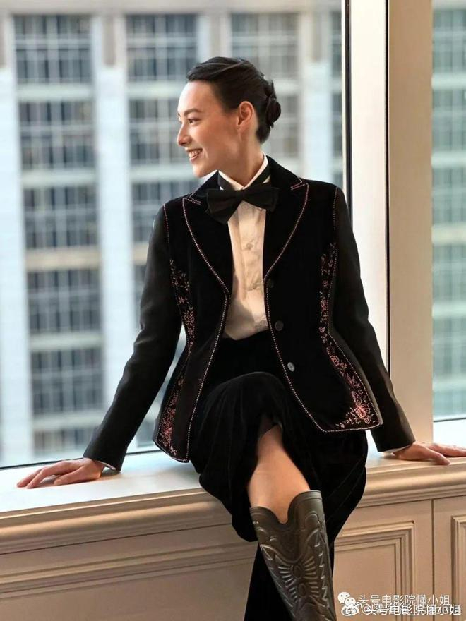 35岁梁洛施复出露面新片演母亲健身秀肌肉豪门大儿子已14岁