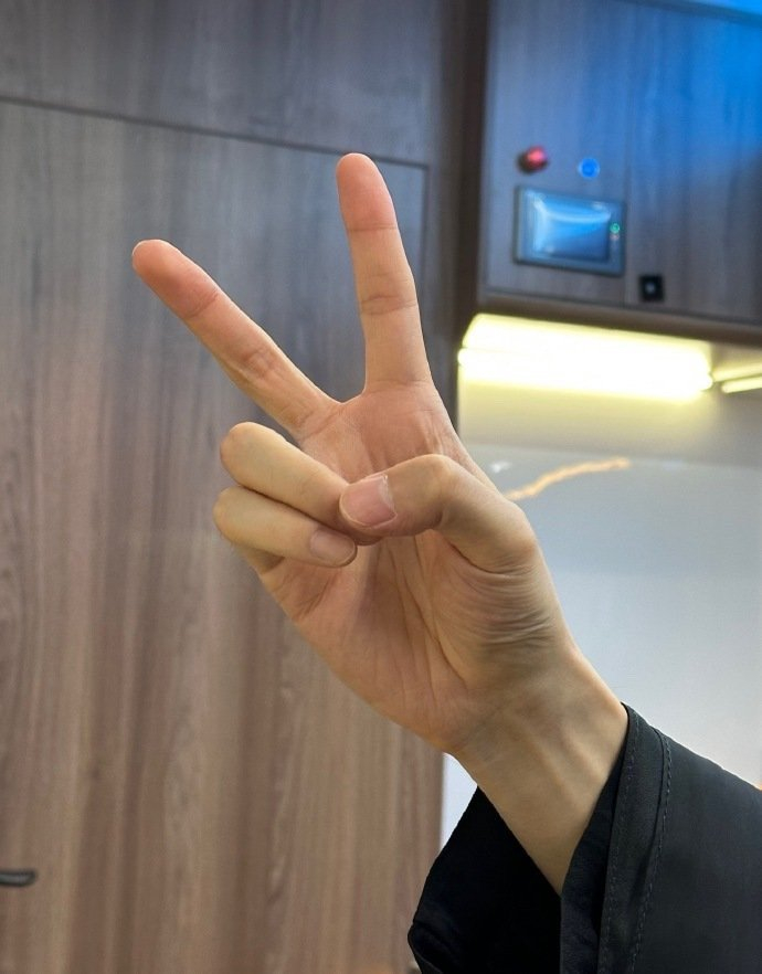 邓为比耶的手对手控相当友好!不敢想象跟邓为牵手的我会有多开朗