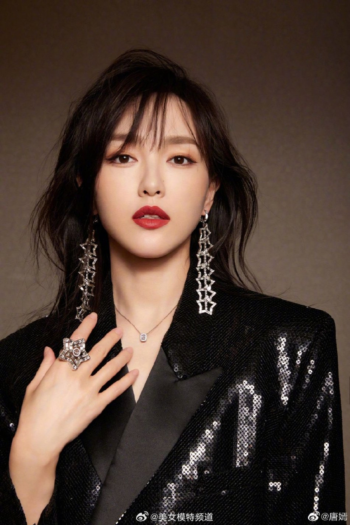 唐嫣一改甜美风黑衣红唇显超强气场脖颈线条绝美