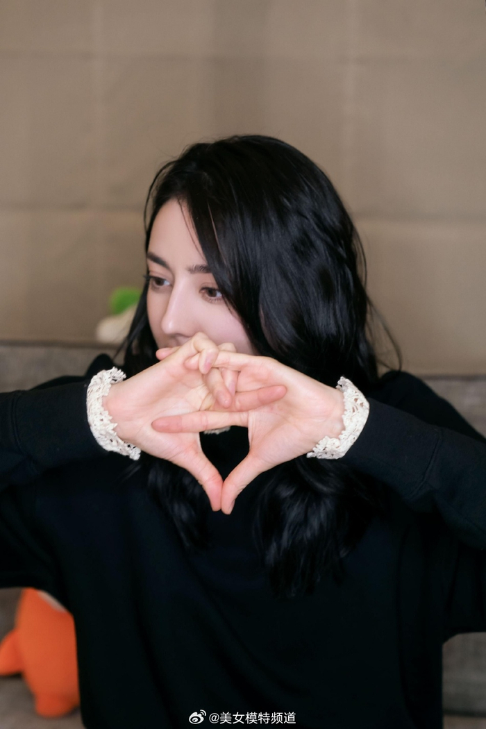 迪丽热巴秋日写真曝光 长发披肩解锁比心新手势__财经头条