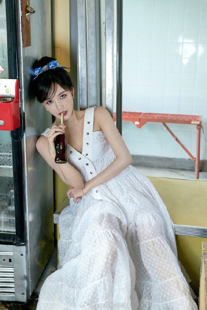 李一桐白色吊带长裙假日风满满蓝色丝巾增添浪漫随性