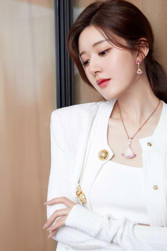 赵露思白色针织套装大片释出 精致低马尾优雅有气质