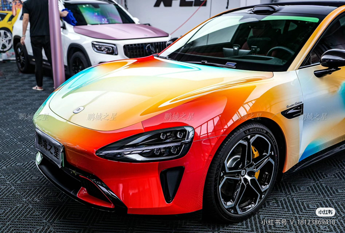 不是吧 这车叫做什么颜色好? 橙色!蓝色?