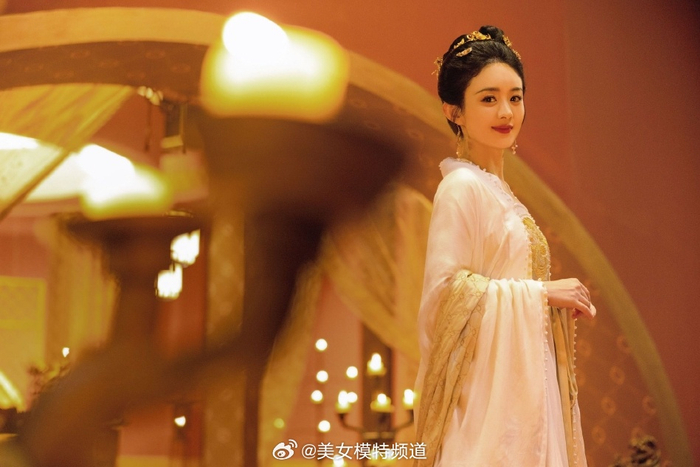 赵丽颖古装大片释出手执扇子半遮面温婉可人