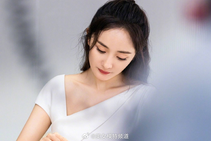 杨幂穿一袭v领白裙气质迷人 微卷长发温柔优雅锁骨吸睛