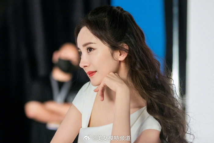 杨幂穿一袭v领白裙气质迷人 微卷长发温柔优雅锁骨吸睛