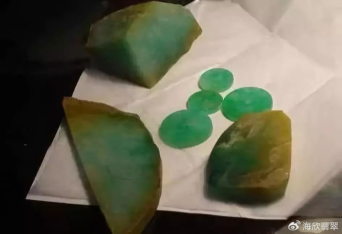 一块翡翠原石竟切出数十条满绿手镯