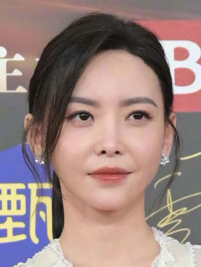 微博之夜明星怼脸生图:秦岚暴露年龄感,井柏然憔悴,于文文脸肿|于文文