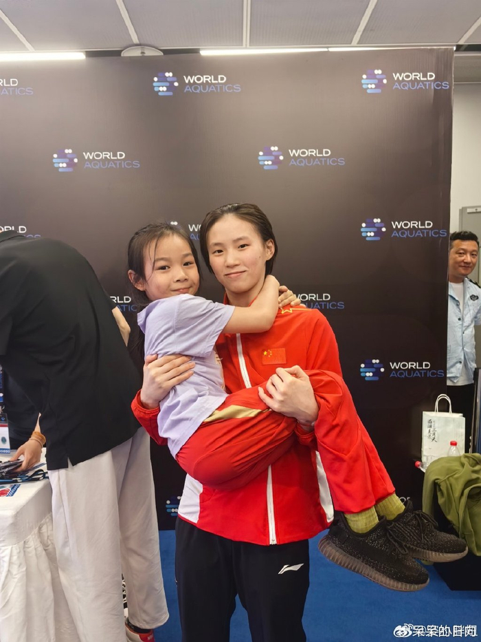 从照片可以看到,何姿与秦凯的女儿被全红婵紧紧抱住,后者脸上露出了