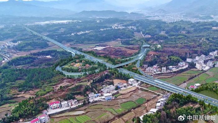 作為全線唯一路,橋,隧綜合標段項目面臨線路障礙物多,拆遷量巨大臨建