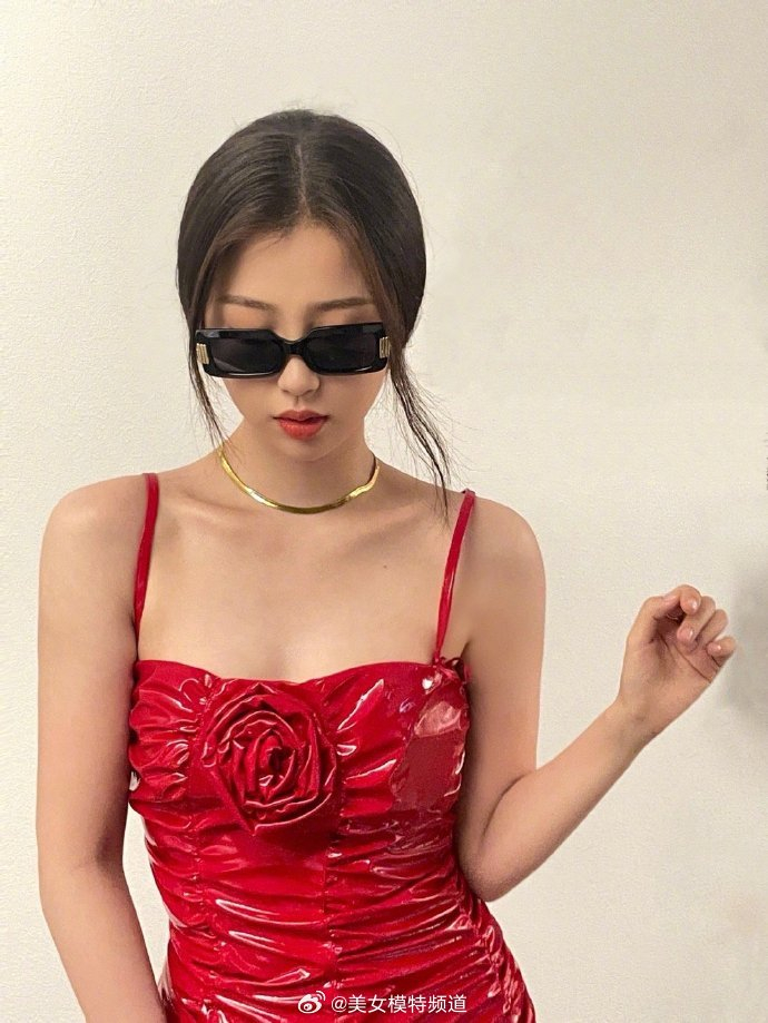虞书欣着红色玫瑰吊带裙性感火辣 戴墨镜酷劲儿十足