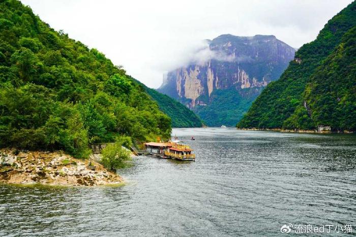 神奇的蝴蝶崖, 因山崖形似蝴蝶展翅而得名,它是恩施大清江风景区标志