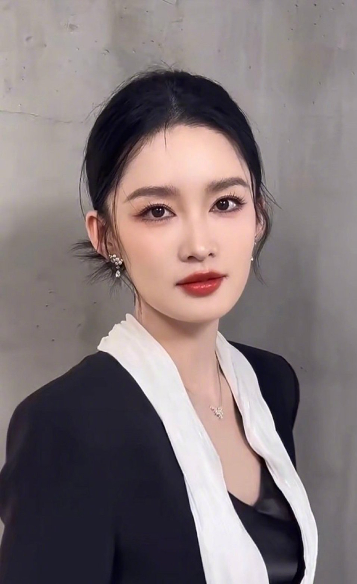 这个妆容好适合李沁明艳又大气而且她的五官脸型和气质都好抗打