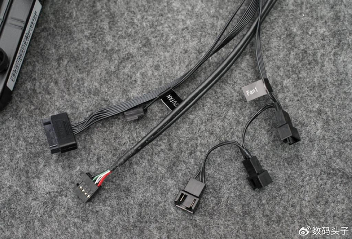 而水冷头则是搭载3个4pin风扇供电线(直接接入cpu fan),usb 2.