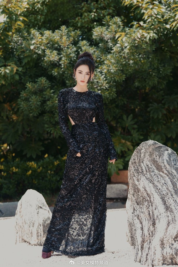 张柏芝优雅黑天鹅大片好美亮钻露背长裙气场十足
