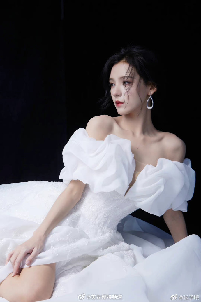张予曦电影节造型写真释出 穿露肩抹胸裙衬精致侧颜
