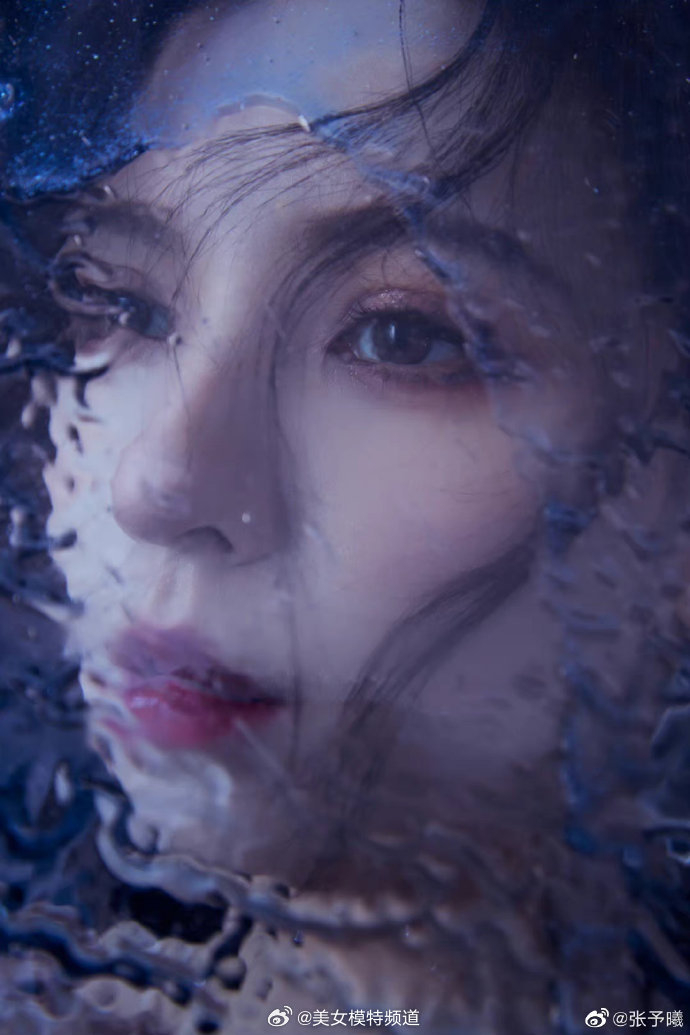 张予曦电影节造型写真释出 穿露肩抹胸裙衬精致侧颜