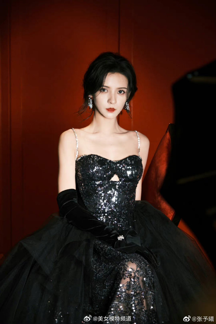 张予曦电影节造型写真释出 穿露肩抹胸裙衬精致侧颜