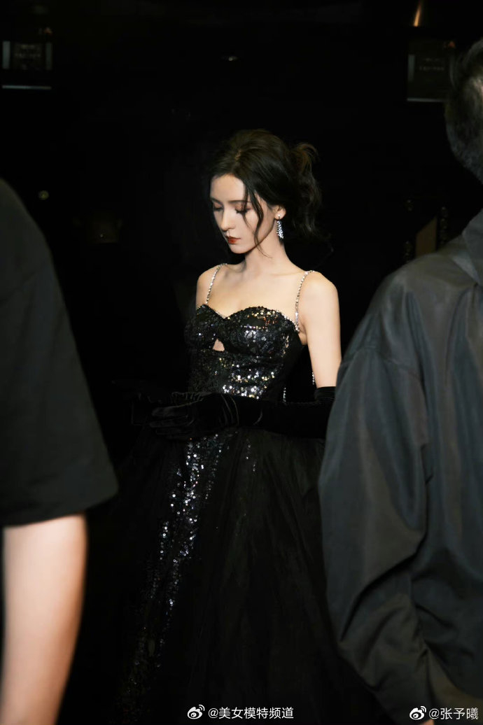 张予曦电影节造型写真释出 穿露肩抹胸裙衬精致侧颜