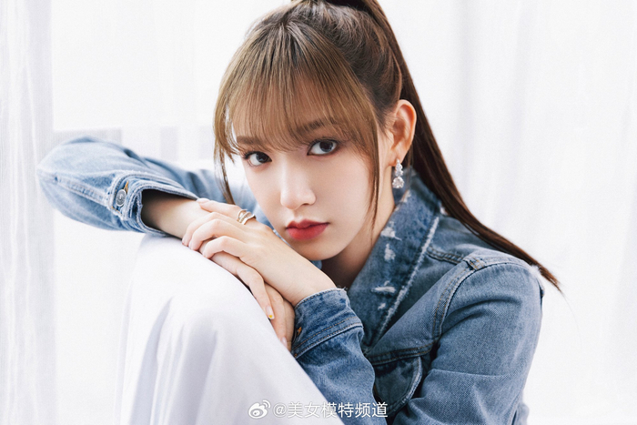 程潇牛仔穿搭又酷又美