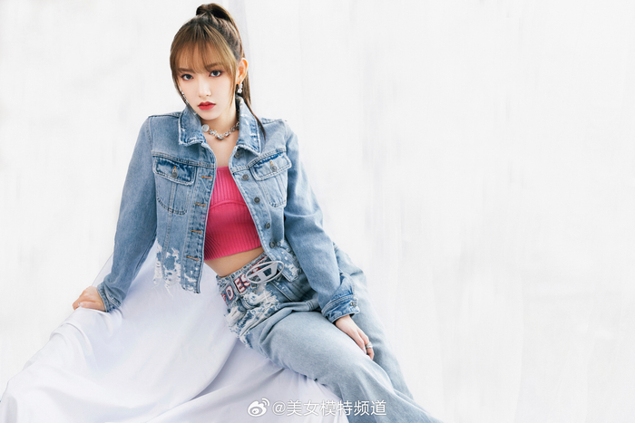 程潇牛仔穿搭又酷又美