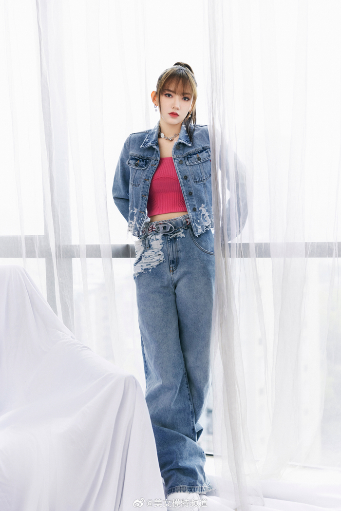 程潇牛仔穿搭又酷又美