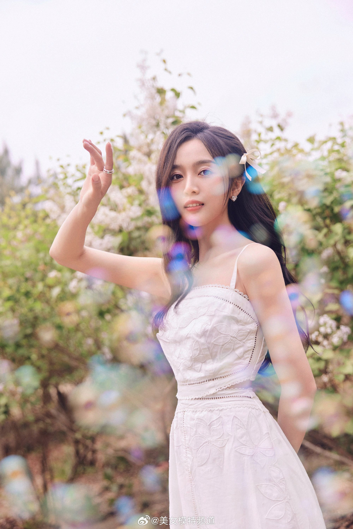 吴宣仪蝴蝶结编发造白色吊带