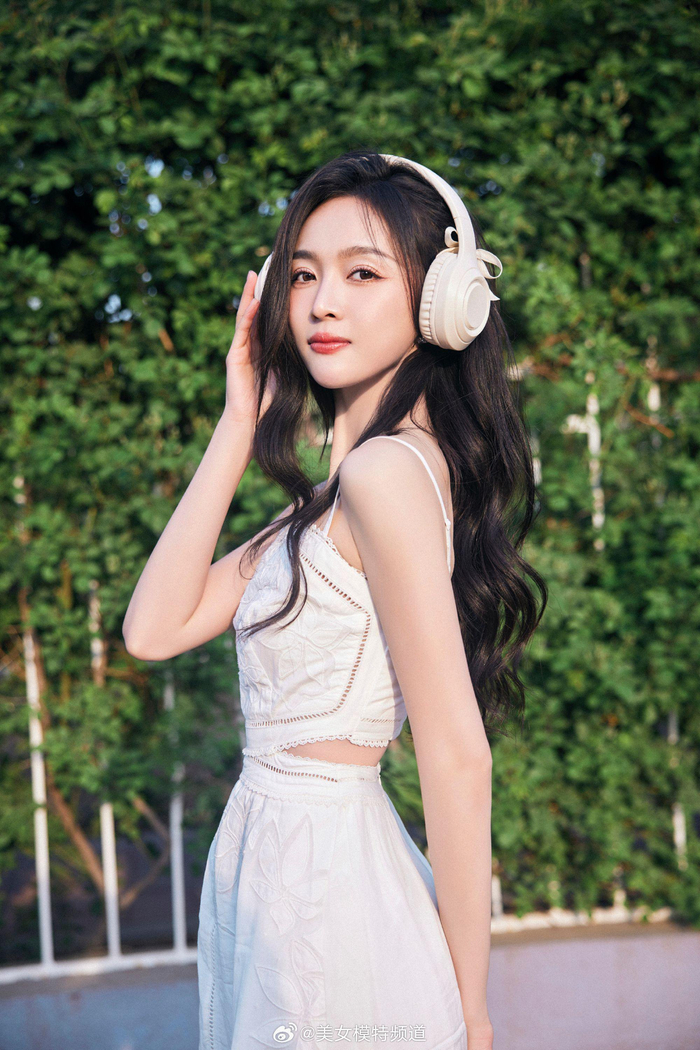 吴宣仪蝴蝶结编发造白色吊带