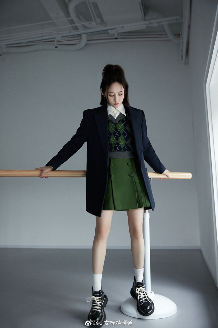 李纯毛衣西装又酷又美