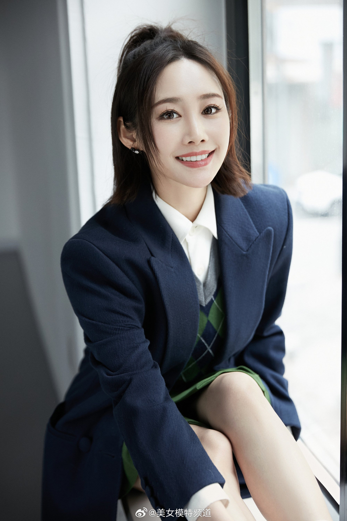 李纯毛衣西装又酷又美