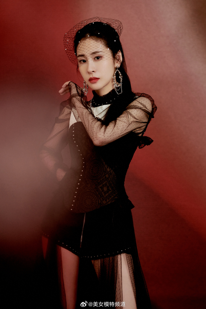 张碧晨薄纱缥缈黑白碰撞轻盈曼妙