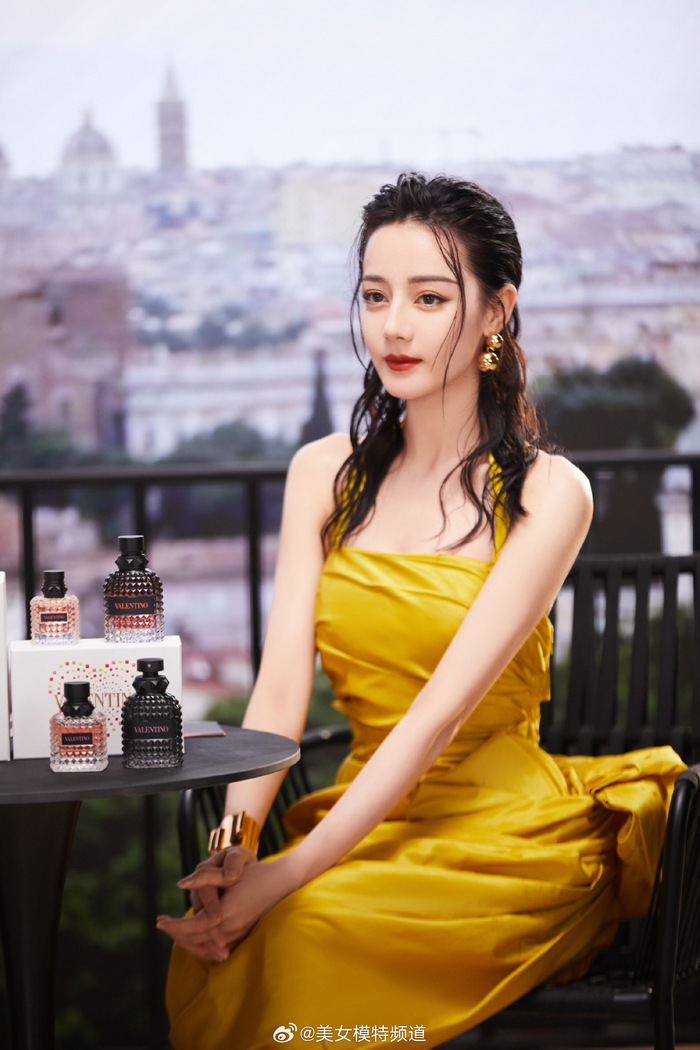 迪丽热巴金色战袍