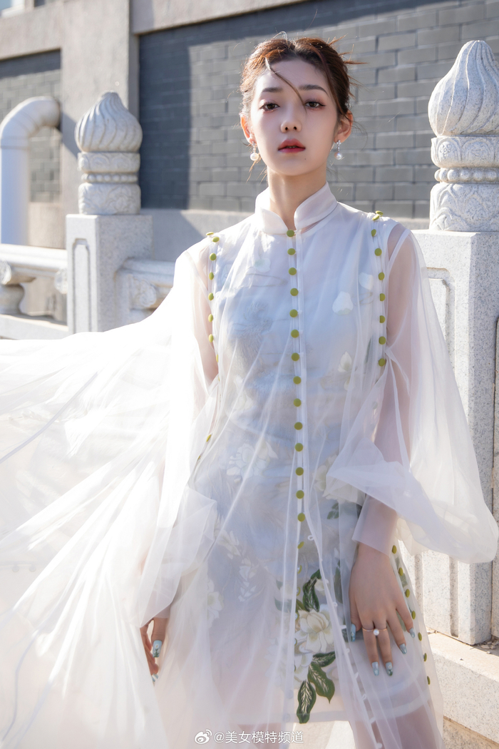 希林娜依高仙气穿搭写真