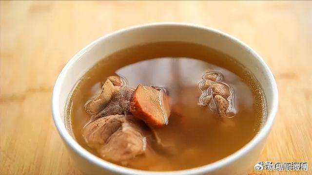 在广东话中,我们只听说过"靓女,靓仔"等词,而靓汤还是很少听的.