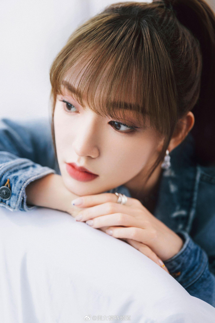 程潇牛仔穿搭又酷又美