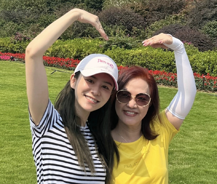 张馨月首晒与公公婆婆合影,林峯父母罕见出镜,婆媳二人比心似闺蜜