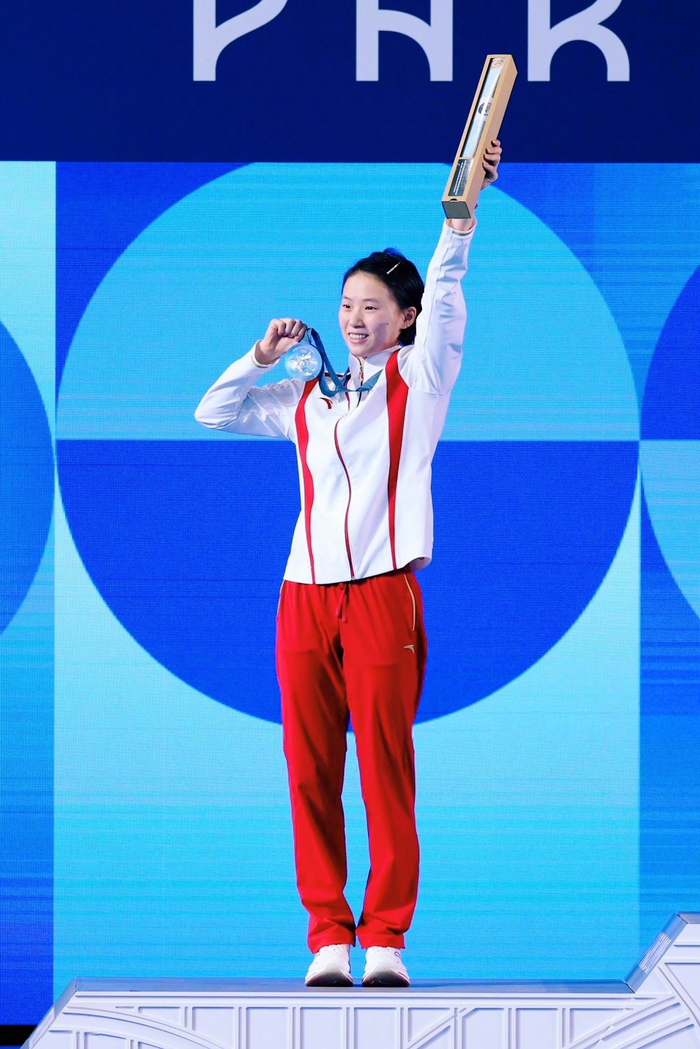 全红婵和陈芋汐获得2024巴黎奥运会女子10米跳台跳水金银牌颁奖美图