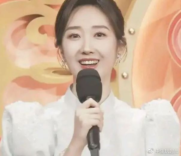 央视新秀王嘉宁官宣领证结婚,晒婚纱照甜蜜拥抱,大钻戒也格外抢眼|央视主持人|主持人|新人|春晚|撞脸_新浪娱乐_新浪新闻