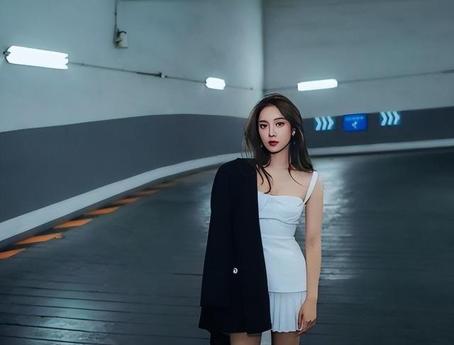 NBA最美女主播美娜晒近照！现身足球场，大长腿令人羡慕不已